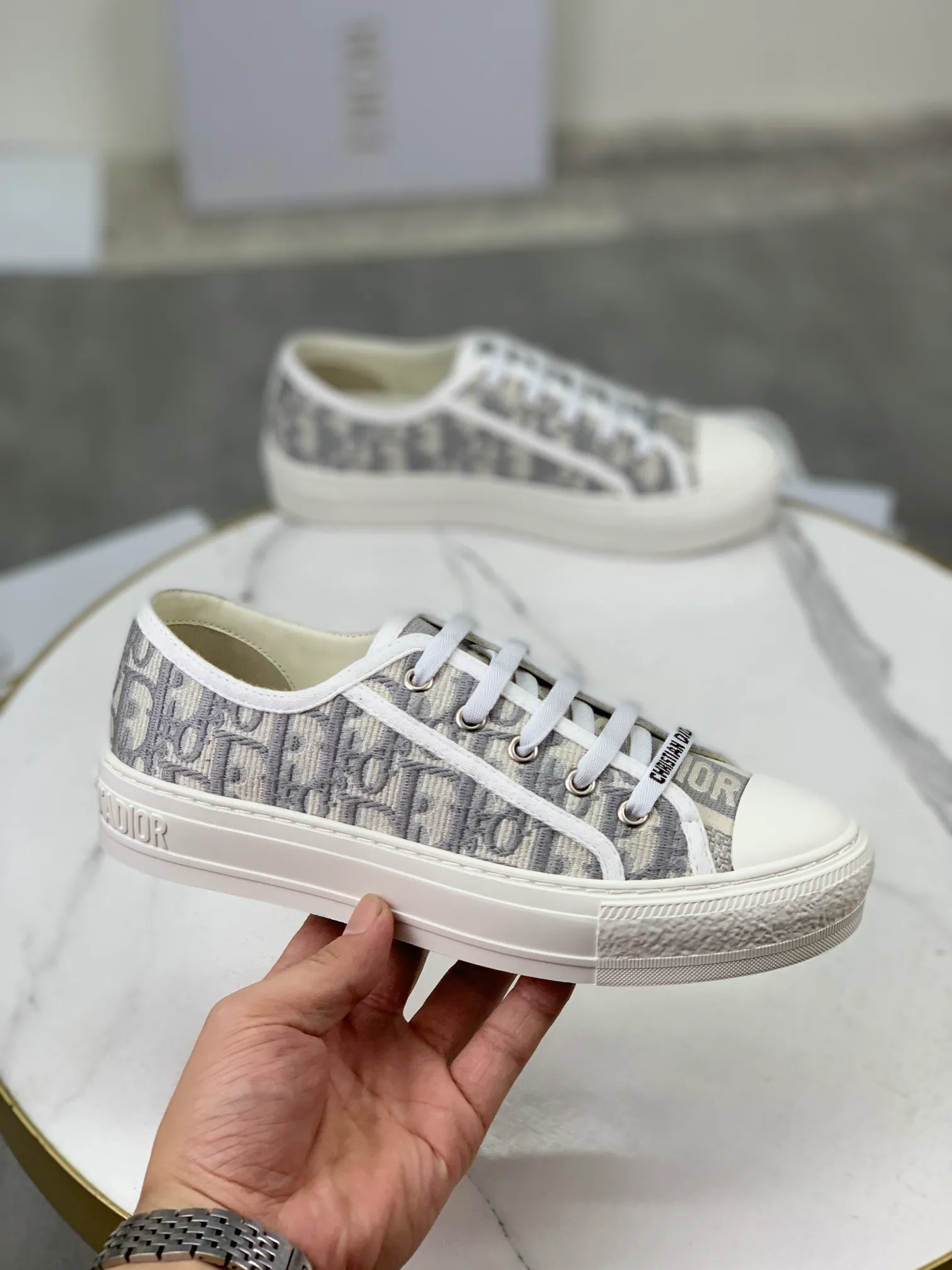 👟👟Ex-factory price 480👟👟 Dior2022 spring, summer, autumn and winter latest upgraded version of casual lace-up classic embroidered sneakers, the same style of flat-bottomed round-toe women's shoes for all seasons. It took more than two months to finally reproduce it perfectly. We made every detail exactly the same as the original. We decisively keep our own style when shipping. How can beauties who like sports not keep it for themselves? Multiple craftsmanship, original Italian imported original embroidered woven fabrics, original customized T👟👟 ex-factory price U outsole. On the surface it seems simple and has no technical content, but in fact it is quite a test of the technical operation of the master Luo Di. The market's top quality is welcome to compare, any details are unconditional 👟👟Ex-factory price K. There are pictures and the truth. Today's Internet celebrities and foreign stars are buying it one after another! Fully responsible for dressing in spring, summer, autumn and winter. All aspects of the original disassembly and materials are exclusively molded and customized, 🎗shoelace molding, hardware molding, outsole molding, even the feet are molded, the original order is made to order, and the original bronze hardware is compared to the original, not a common imitation in the market. It will be full of surprises the moment you get it! The perfect genuine version, you can go in and out of the counter at will. Fabric: Original imported embroidered woven fabric from Italy. Lining: Imported original water-dyed cowhide. Feet: Imported original water-dyed cowhide. Outsole: Original molded T👟👟Ex-factory price U bottom. Size: 35-39 (34.40.41.42 customized, non-refundable)